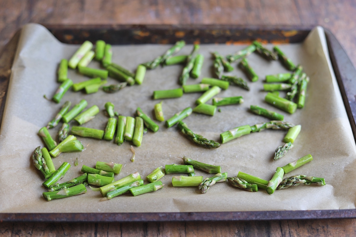 Roasted asparagus with chickpeas & spinach